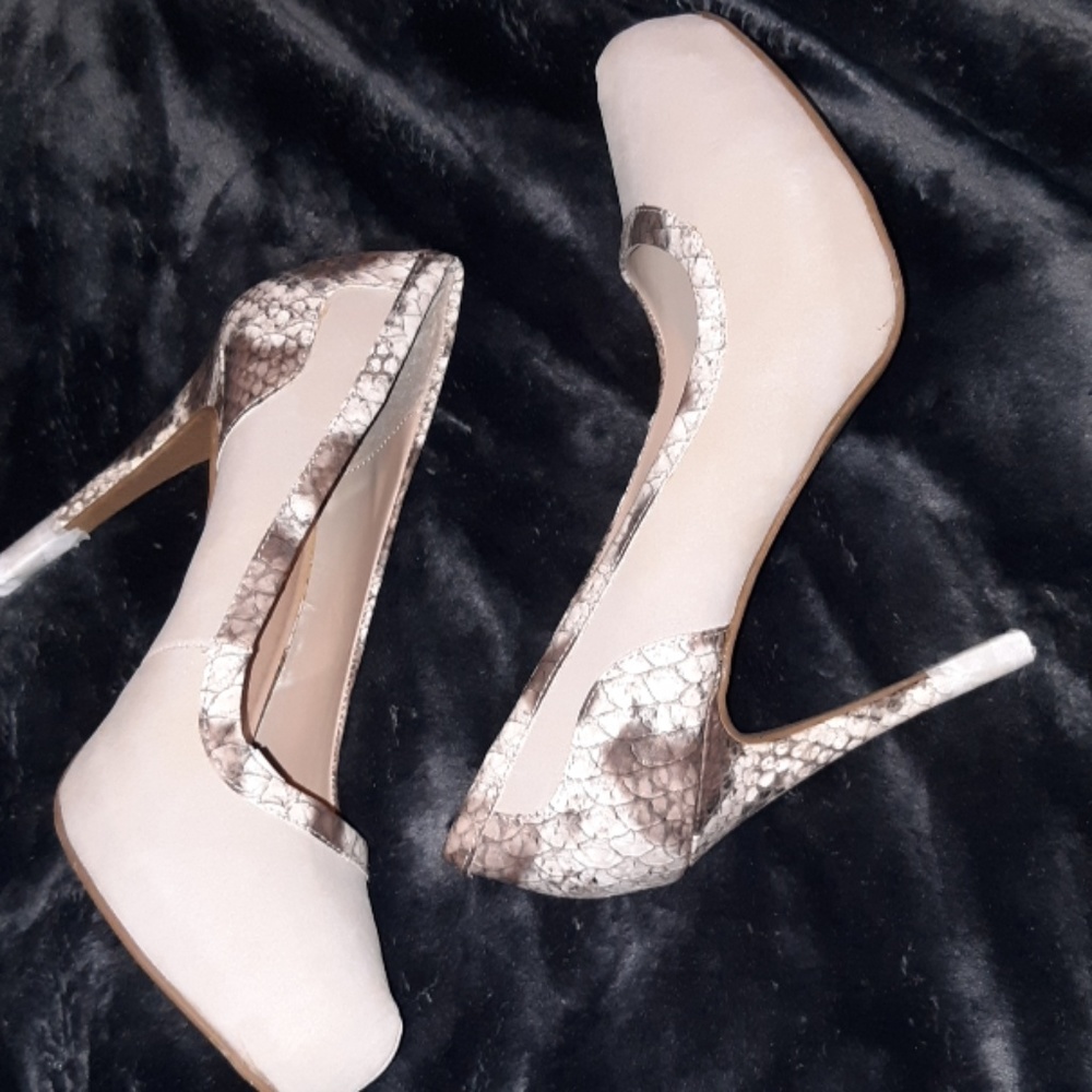 NEW sz 9 snake print heels